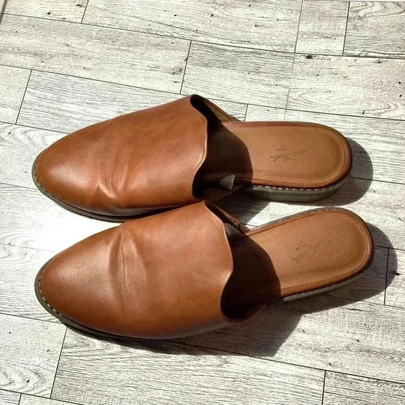 Universal Threads mules tan size 7.5 - Picture 2 of 7